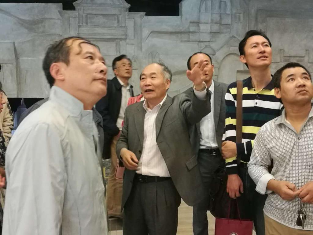 杨佐平讲解校史